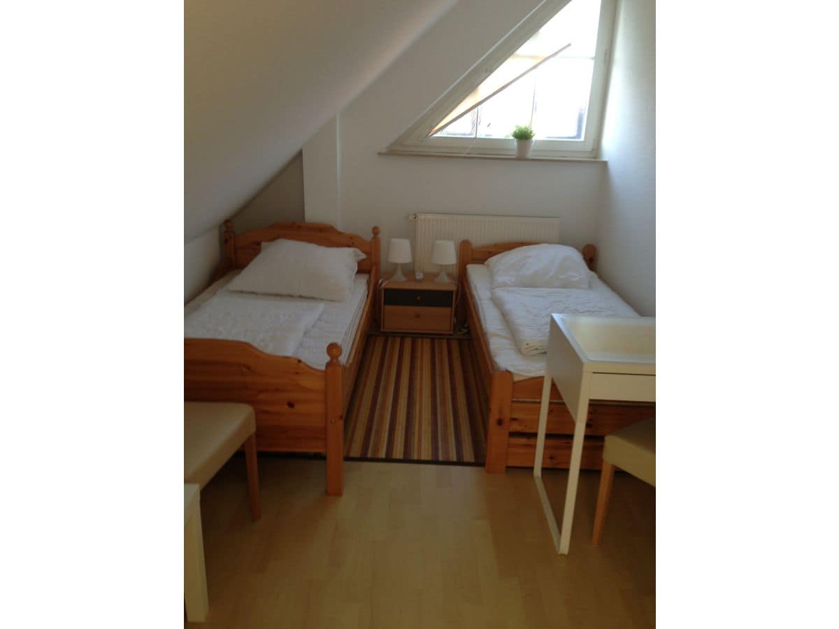 Schlafzimmer mit 2 Einzelbetten im Spitzboden