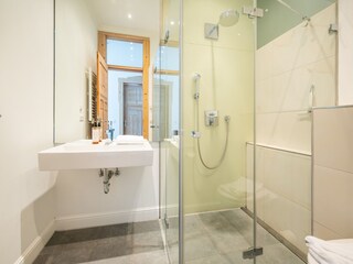 direkt gegenüberliegendes Bad zum Schlafzimmer
