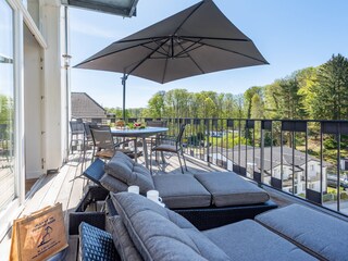 großzüger Balkon mit Blick ins Grüne