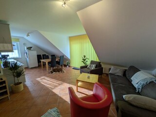 Blick in Küche und Eßplatz