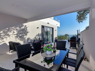 Überdachte Terrasse am Pool mit Meerblick