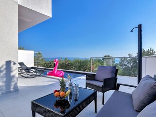 Terrasse mit Pool und Meerblick