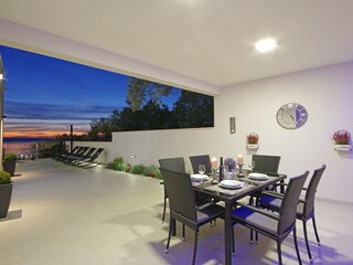 Überdachte Terrasse am Pool mit Meerblick