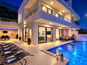 Ferienhaus Anja con piscina a Makarska
