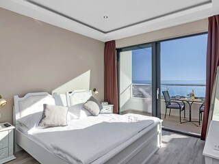 Das Schlafzimmer 3 mit Balkon und Meerblick