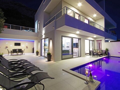 Vakantiehuis Anja met zwembad in Makarska