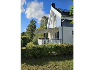 Terrasse mit Sonnenmarkise