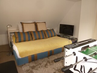 Zimmer mit Doppelbett unterm Dach