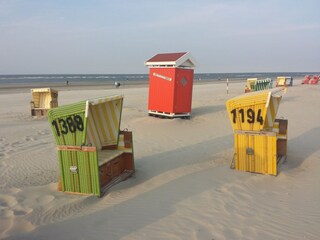 Langeooger Sandstrand mit inseltypischen Strandkörben