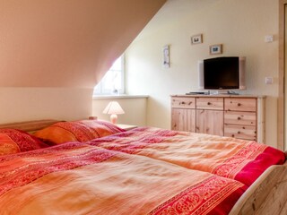 Schlafzimmer 2 mit 1 Doppelbett und Zugang zur offenen