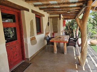 Terrasse mit grossen Esstisch