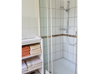 Badezimmer mit Dusche, Badewanne und Fußbodenheizung