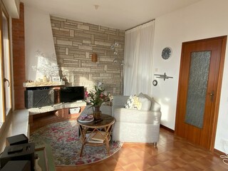 Living room with door to rest of appartment