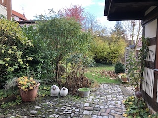 Hof links mit Blick in den Garten