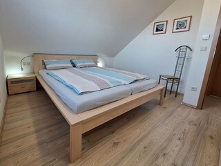 Schlafzimmer mit Doppelbett