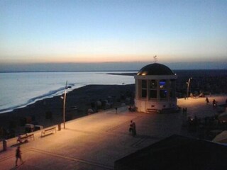 Blick auf den Musikpavillon an der Strandpromenade