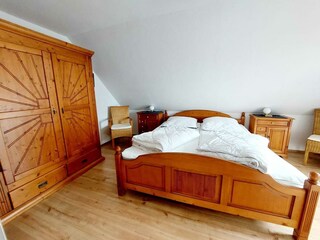 Schlafzimmer mit Doppelbett