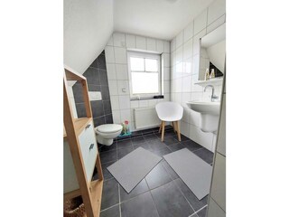 Badezimmer mit Dusche und WC