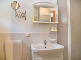 Bad mit Dusche und WC