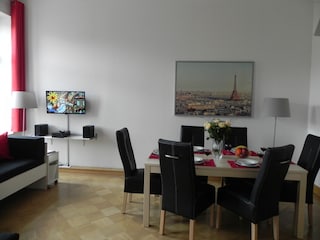 Essbereich mit Tisch für 8 Personen