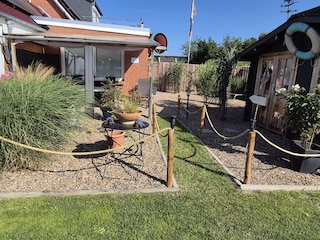 Überdachte Kiesterrasse