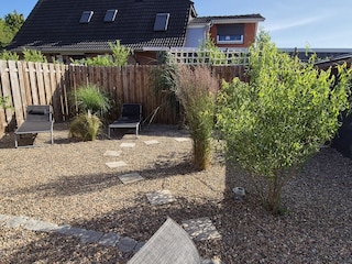 Erweiterte Gästeterrasse mit Sonnenliegen