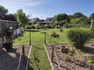 Blick von der Terrasse in den Garten