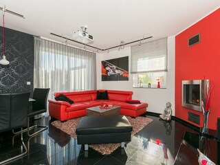 Blick in den offenen Wohnbereich mit Gas Kamin