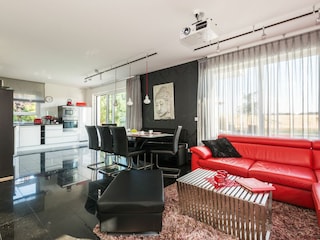 Wohnbereich mit angrenzendem Essbereich