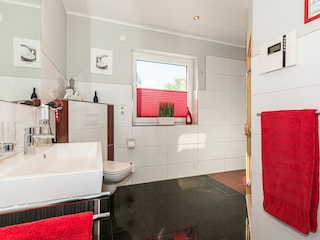 großes Badezimmer mit Sauna im Erdgeschoss