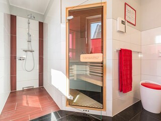 großes Badezimmer mit Sauna im Erdgeschoss