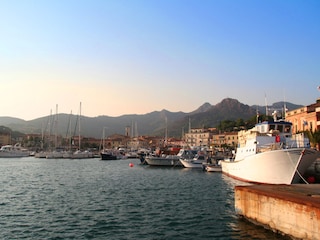 Blick auf den Yachthafen von Porto Azzurro.
