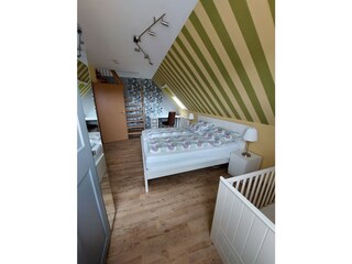 Schlafzimmer 1 mit Gitterbett und Wickelgelegenheit