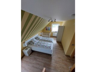 Schlafzimmer 1 mit Gitterbett und Wickelgelegenheit