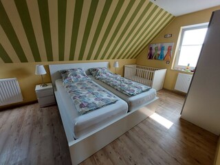 Schlafzimmer 1 mit Gitterbett und Wickelgelegenheit