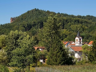 Das Dorf im Grünen umrahmt von Sandsteinfelsen