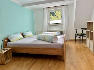 Schlafzimmer mit Doppelbett 180x200cm