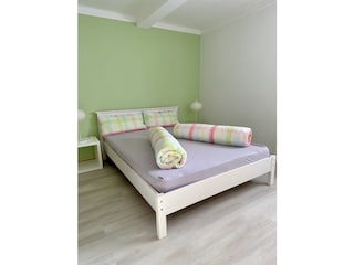 Schlafzimmer mit Bett 140x200cm