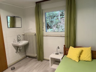 3. Schlafzimmer mit zusätzlichem Waschbecken