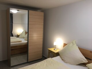 Spiegelschrank im Schlafzimmer