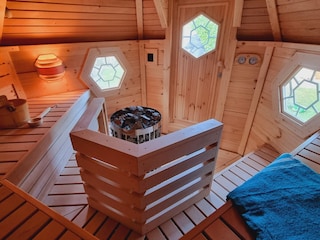 Der Innenbereich der Sauna mit Blick in den Garten