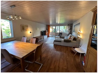 Weiter Blick ins Wohnzimmer