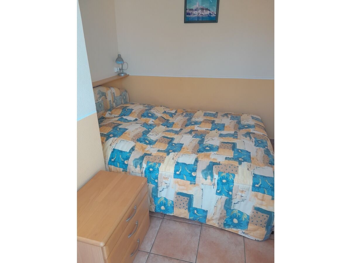 Schlafzimmer 2 mit Reisebabybett und Balkonzugang