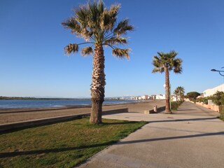 Die Promenade vor der Anlage am Etang