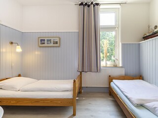 frisch renoviertes zweites Schlafzimmer mit 2 x 90x200
