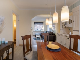 Essbereich mit Blick Richtung Wohnzimmer