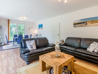 Wohnzimmer mit Couchbereich und Esstisch
