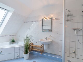 Badezimmer mit Wanne, Dusche und WC