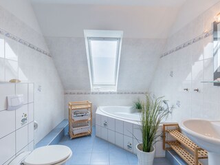 Badezimmer mit Wanne, Dusche und WC
