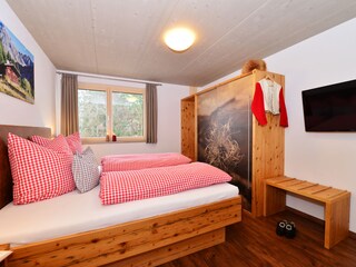 Schlafzimmer 1 mit TV